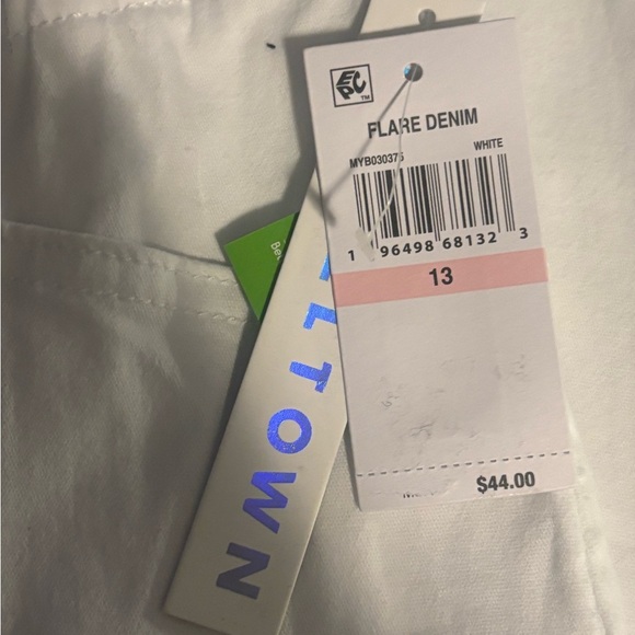 NWT Tinseltown white flare leg jeans. Size 13/31. 2 buttons. - Picture 2 of 8